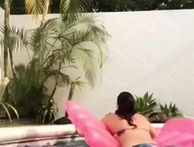 Me masturbo y me vengo en la alberca con mi familia cerca durante la cuarentena