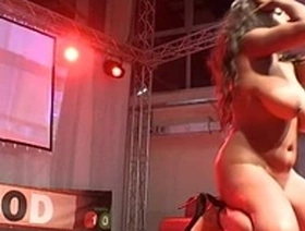 Voluptuous ebony goddess takes center stage in public show
