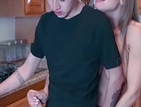 Mom please be my gf