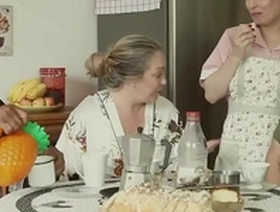 A grande fam�lia da putaria - o marido � corno a m�e talarica a filha e a empregada fode todo mundo emme white alessandra maia agatha ludovino capoeira